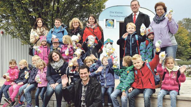 Junge Rheiderländerin im Glück