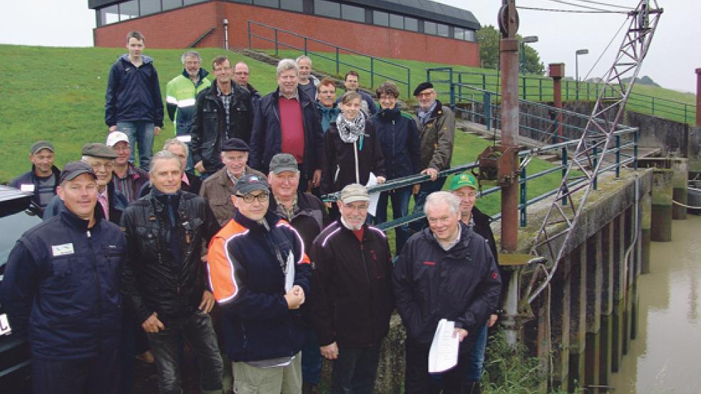 Die Deichkommission hat gestern Vormittag den Zustand des Deichs im Niederrheiderland genau unter die Lupe genommen. Startpunkt war das Großsoltborger Siel.  © Foto: Boelmann