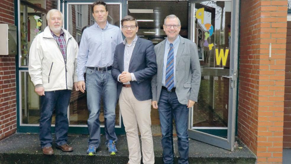 Besuchten die Pestalozzischule in Weener: Im Bild von links Egon Smid, Schulleiter Dirk Kaiser als Gastgeber, Björn Försterling und Carl Friedrich Brüggemann. © Foto: privat