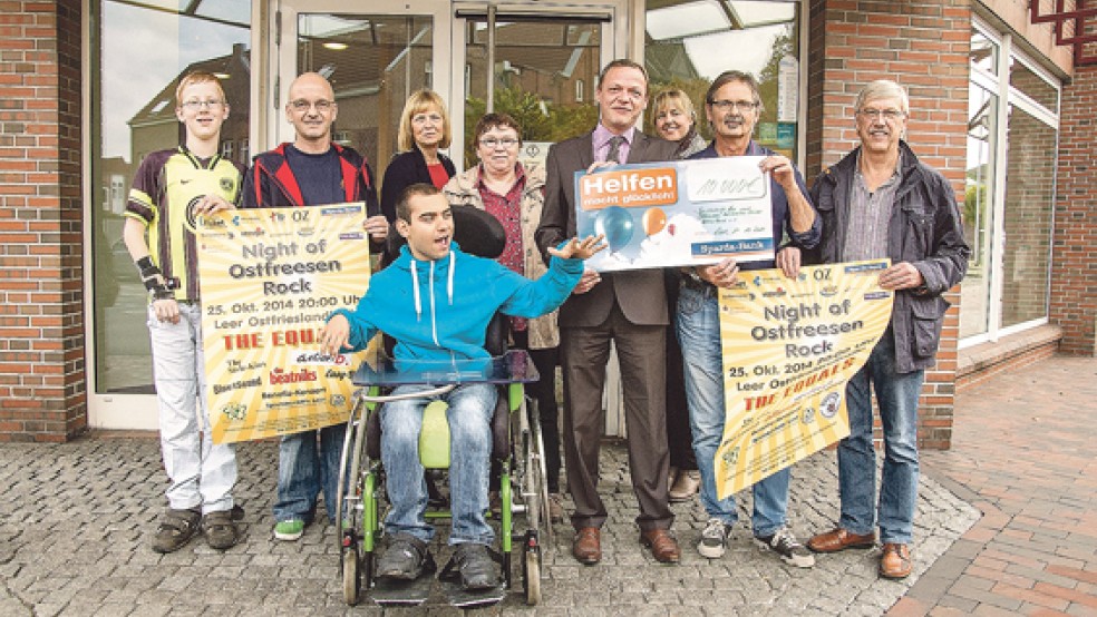 Mit 10.000 Euro wurde die »Night of Ostfreesen Rock« von der Sparda-Bank in Leer unterstützt. Auf dem Bild sind von links: Jan-Hinrich Heyen, Marco Seltz, Mathias Littau (alle Spastikerhilfe Leer), Agnes Kramer (stellvertretende Vorsitzende Elternverein für Krebskranke Kinder), Halma Bischof-Peters (Vorsitzende Spastikerhilfe), Frank Brüggemann, Marlies Böden (beide Sparda-Bank), Veranstalter Jürgen Matzke und Dieter Seemann (Vorsitzender Elternverein für Krebskranke Kinder). © Foto: de Winter