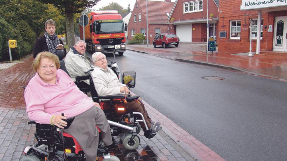 Beim Altenzentrum Rheiderland an der Mühlenstraße in Weener wird es laut einer Verkehrszählung keine Querungshilfe geben. Die Bewohner Ida Bleeker, Engeline Boer, Johann Schütte und Geschäftsführer Andreas Cramer (von vorne) hatten sich für eine Ampel eingesetzt.  © Foto: Boelmann