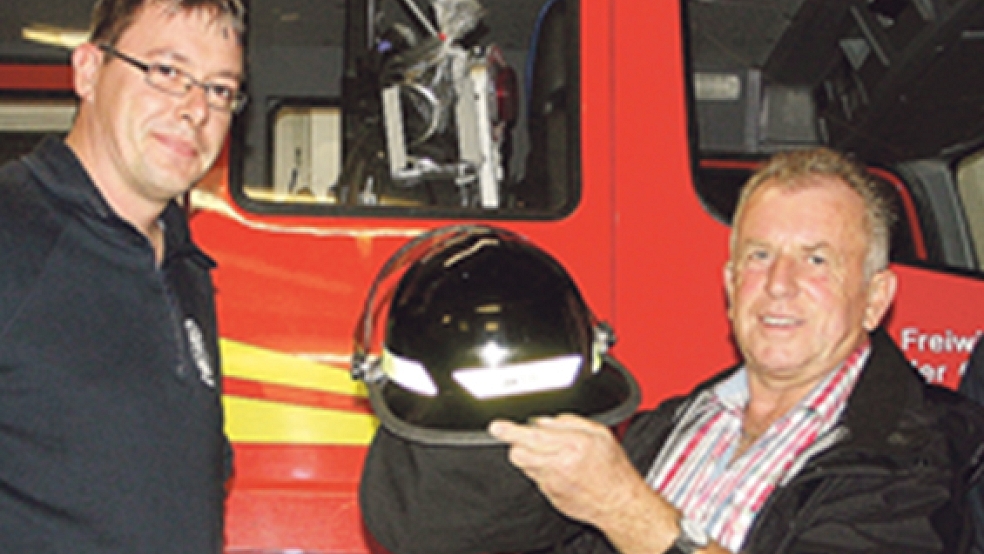 Bei der Helmübergabe: (von links) Der Ortsbrandmeister von Bunde, Hans-Hermann Lehmhuis, und Gasunie-Stationsleiter Uwe Ulpts. © Foto: Feuerwehr