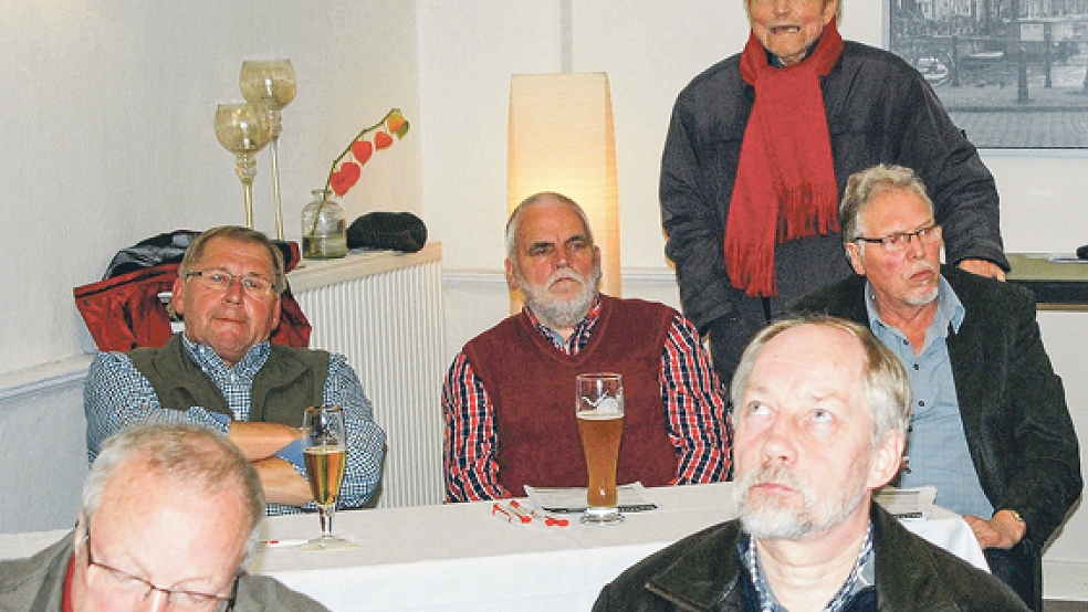Fritz Wessels (stehend) brach eine Lanze für die Kultur. Werner Groen (vorne rechts) liegt dagegen die Reaktivierung von Haltepunkten am Herzen. © Foto: Hoegen