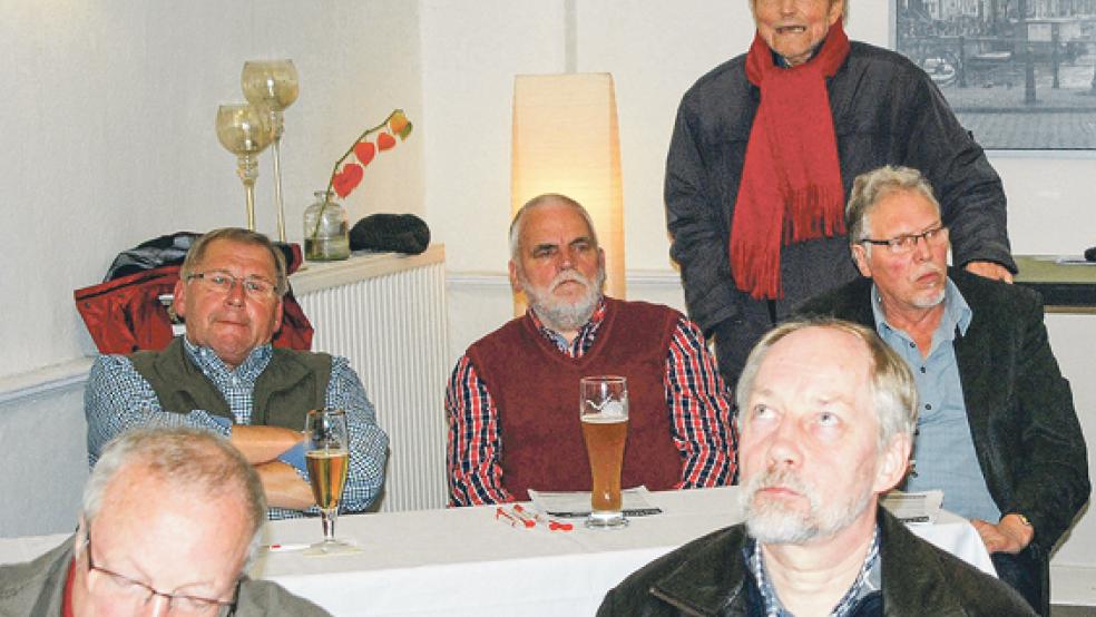 Fritz Wessels (stehend) brach eine Lanze für die Kultur. Werner Groen (vorne rechts) liegt dagegen die Reaktivierung von Haltepunkten am Herzen. © Foto: Hoegen