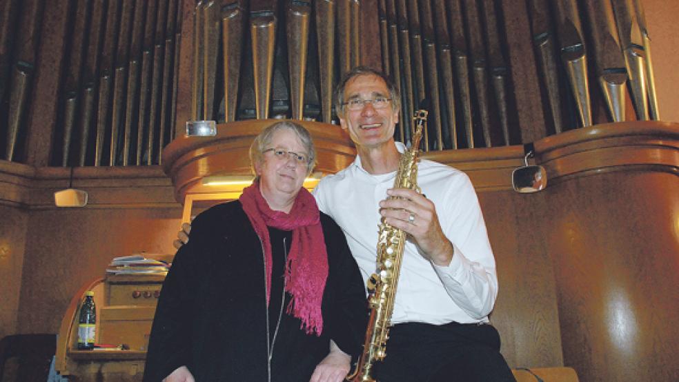 Das »Klezmer-Ensemble Uwe Heger« eröffnete und beendete das Shalom-Konzert in der lutherischen Erlöserkirche in Weener. Die rund 100 Konzertbesucher sangen in der Mitte eines von Heger arrangierten Klezmer-Potpourris gemeinsam »Schalom chaverim« (»Friede sei mit euch, Freunde«). © Fotos: Kuper