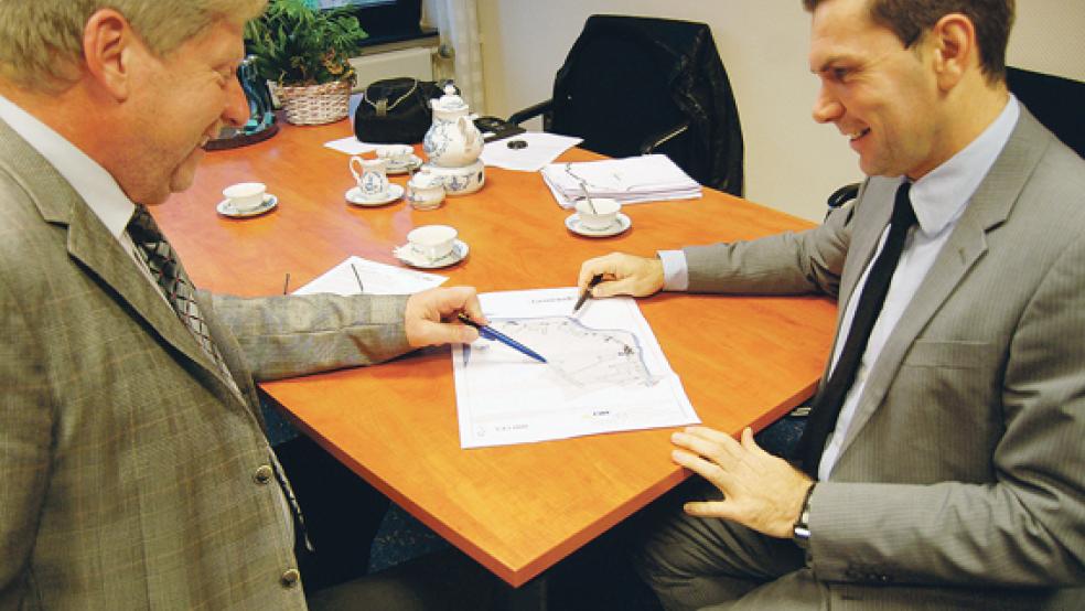 »Flächendeckendes« Internet: Johann Tempel und Gerrit Pruss sind zufrieden. © Foto: Hoegen 