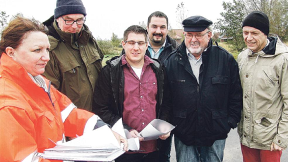 Nahmen an der Bauabnahme teil (von links): Monika Starke von der Firma Grontmij, Bernhard Röskens und Frank Sap von der Gemeinde, Marcus Luikenga von der Firma Huneke, Ortsvorsteher Jan Spin sowie Ratsmitglied Dieter Meyer.  © Foto: Boelmann