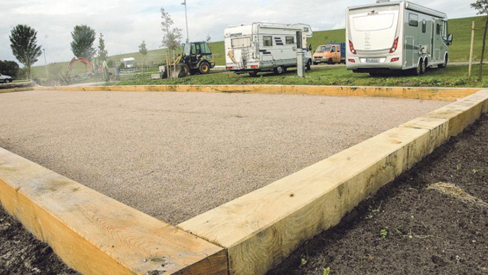 Der Wohnmobilstellplatz am Emsdeich in Ditzum wird derzeit im Rahmen des Lehrpfad-Projektes »Ems im Wandel« weiter aufgewertet - durch eine Boule-Bahn (Bild), ein Spielgerät für Kinder sowie zwei Bank-Tisch-Kombinationen. © Foto: Szyska