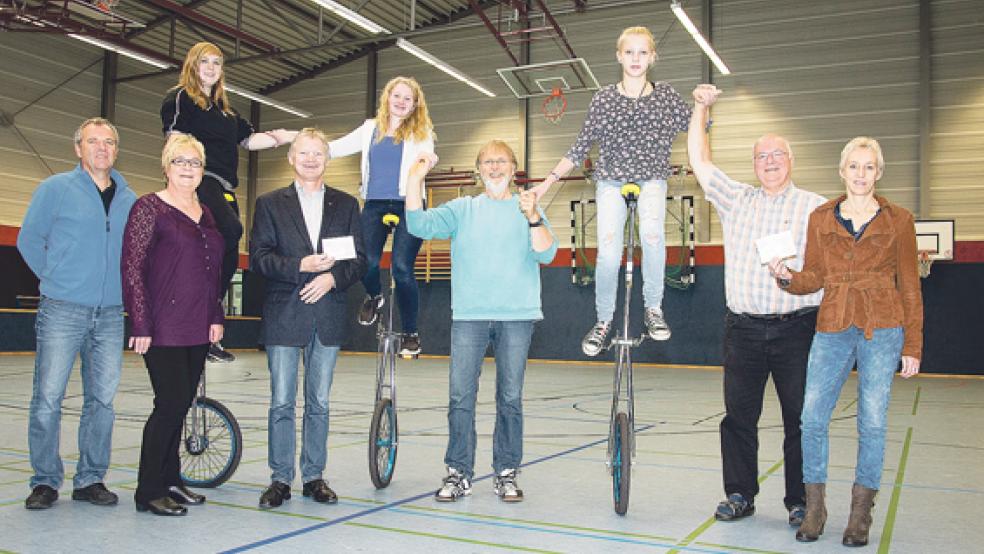 Je 500 Euro erhielten die Gruppen »Akeitu« und »Pink Candy Steppers« vom Ostfriesischen Turn- und Sportförderverein. Das Foto zeigt (von links) Tom Bohmfalk (stv. Vorsitzender OTS), Johanna Bollmann (TV Bunde), Kathrin Ostendorp (»Akeitu«), Wilfried Theessen (Vorsitzender OTS), Lena Oorlog (»Akeitu«), Rolf Boehnke (»Akeitu«-Trainer), Svenja Engeln (»Akeitu«), Manfred Wiese und Katja Meyer (beide TV Leer). © Foto: Mentrup