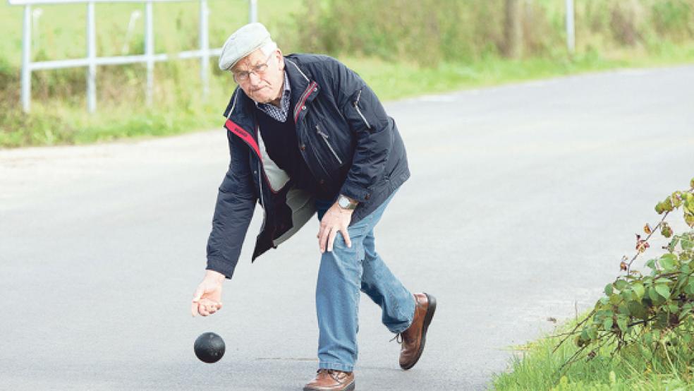 Der 80-jährige Jan Staas boßelte sich mit seinen Mitstreitern von der Männergymnastikgruppe zum Sieg. © Foto: Mentrup