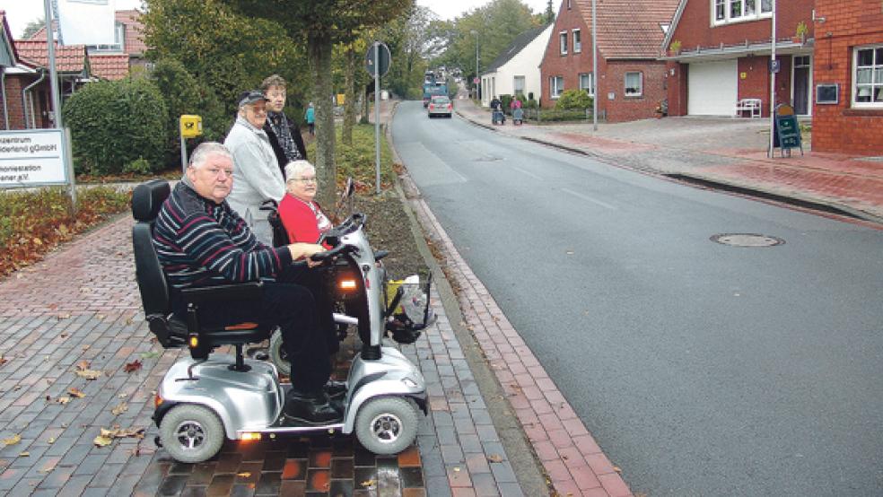 Können wieder auf eine Ampel beim Altenzentrum Rheiderland an der Mühlenstraße in Weener hoffen (von vorne): Bewohner Johann Schütte, Engeline Boer, Günther Yzer sowie Geschäftsführer Andreas Cramer. Jetzt ist die Politik am Zug. © Fotos: Boelmann