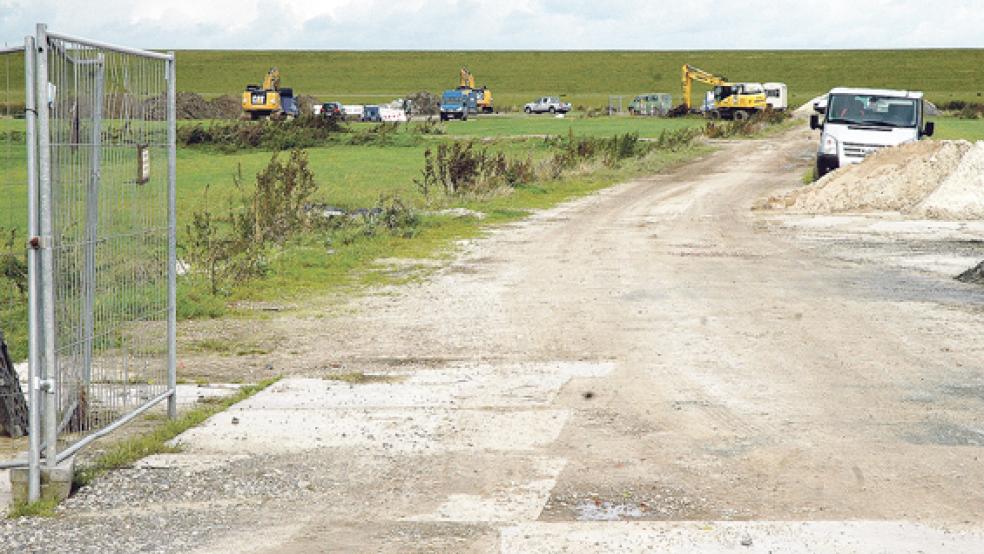 Baustelle am Emsdeich zwischen Ditzum und Nendorp: Das Stromkabel zur Anbindung der beiden Offshore-Windparks Borkum-Riffgrund wird hier unter der Ems hindurch geführt. Zielpunkt ist die Konverterstation Dörpen-West. © Foto: Szyska