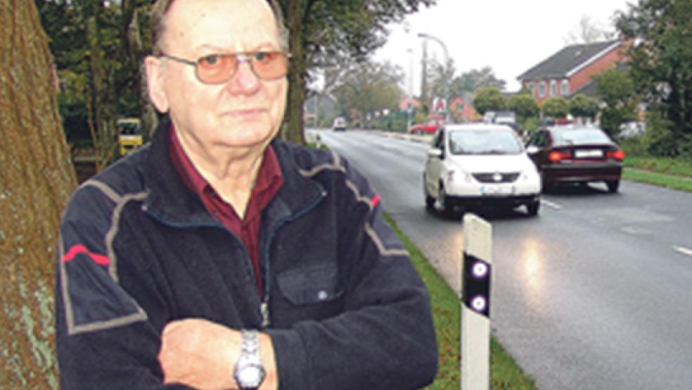 Jörg Wiener aus Holthusen wohnt an der Katzenburger Straße am Ortseingang aus Richtung Weener. Dort sind insbesondere viele Motorräder zu schnell unterwegs, sagt er.  © Foto: Boelmann