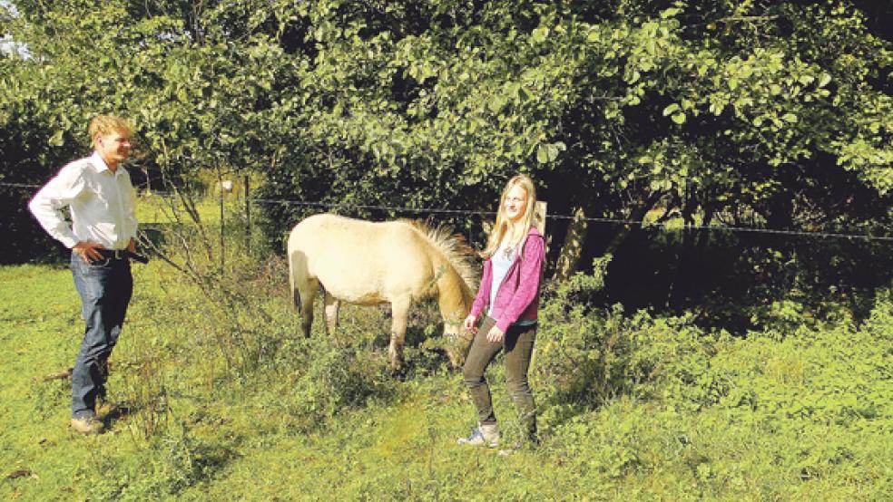 Der NABU-Landesvorsitzende Holger Buschmann informierte sich zusammen mit seiner Tochter Jana über das Beweidungsprojekt im Hessepark in Weener. © Foto: privat