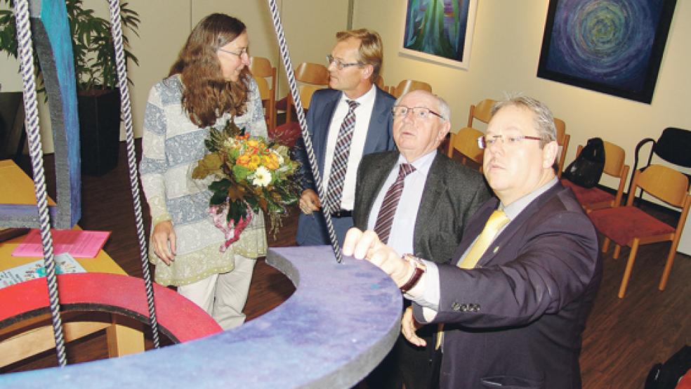 Nehmen die neue Skulptur in Augenschein (von links): Künstlerin Johanna Schmidt, Bernd Lindemann (Vorstand Krankenhausverein), Jakobus Baumann (Vorsitzender Allgemeiner Krankenhausverein) und Holger Glienke (Klinikum-Geschäftsführer). © 