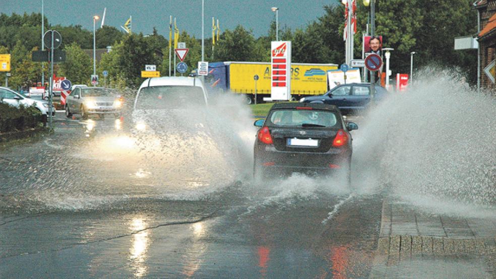 Die Risiusstraße in Weener steht regelmäßig nach Starkregen unter Wasser. Das soll sich 2015 ändern.  © Foto: RZ-Archiv