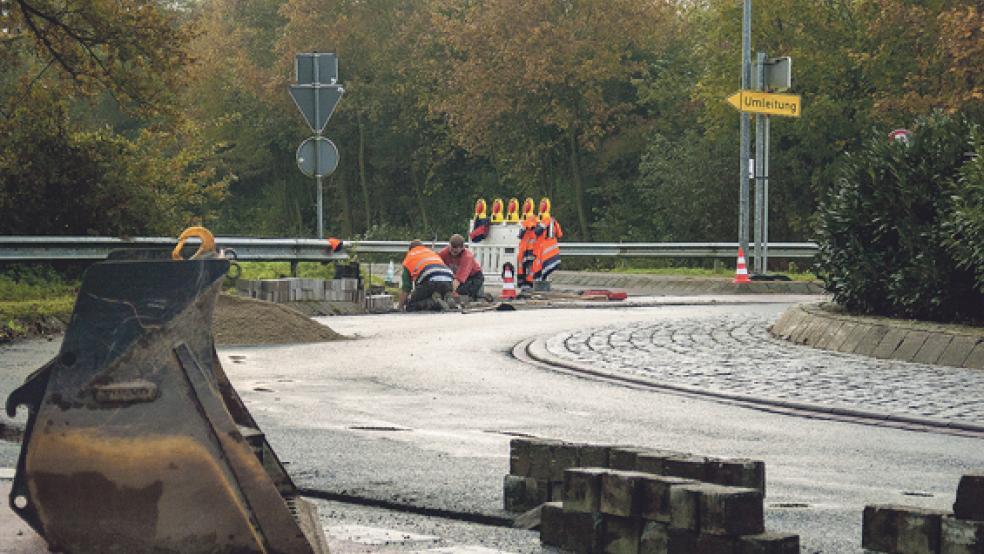 Vorbereitende Arbeiten für die Erneuerung der Kreisel-Fahrbahn in Stapelmoor liefen bereits gestern. © Foto: de Winter