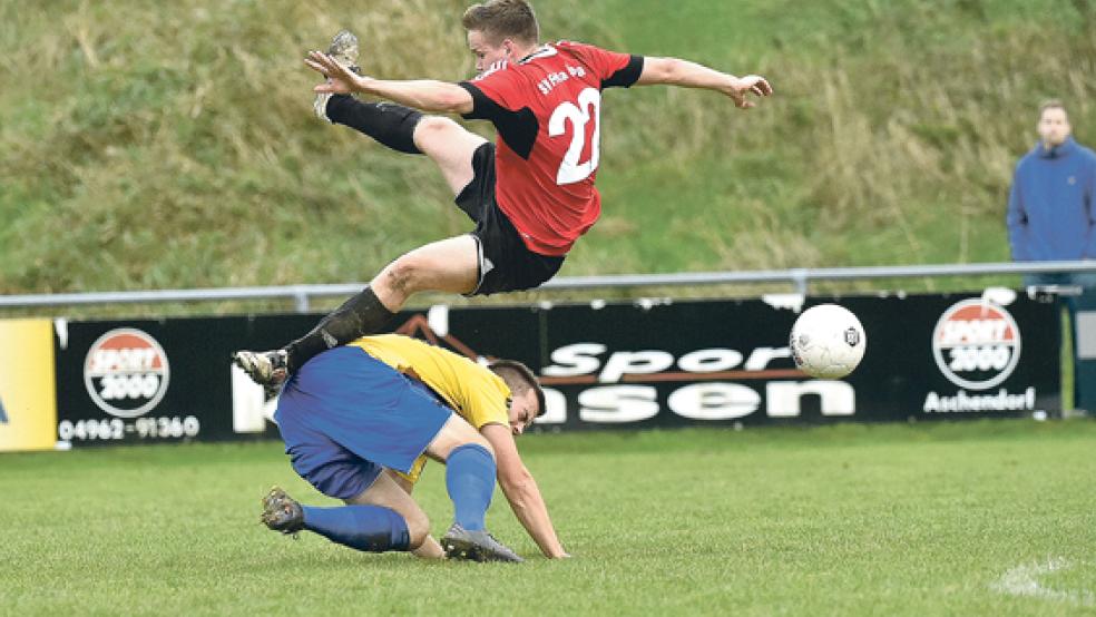 Über die Klinge springen lassen wollen die Weeneraner um Thorben Dirks (hier beim Auswärtsspiel in Loga) am Sonntag Grün-Weiß Firrel. © Foto: Bruins