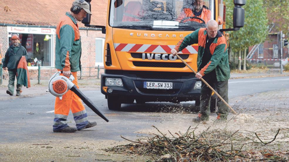 An der Bahnhofstraße war gestern ein Trupp des Bauhofes mit Aufräumarbeiten beschäftigt. © Foto: Hoegen