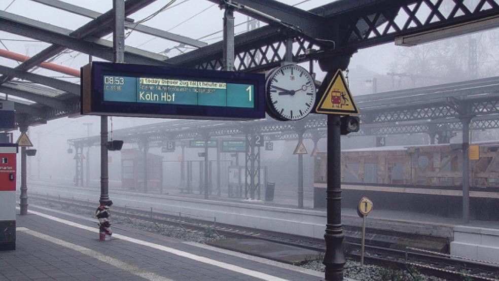 Wo sind die Züge? Der bundesweite Bahnstreik hat in Ostfriesland für kein Verkehrschaos gesorgt. Trotzdem erinnerte der Bahnhof in Leer gestern um kurz vor neun Uhr an einen »Geisterbahnhof«. © Foto: Boelmann 