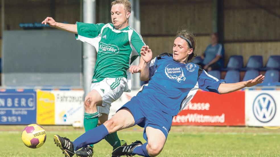 Revanche für die Niederlage beim Rheiderland-Pokal wollen die Stapelmoorer um Thorsten Rieks (im grün-weißen Teutonia-Trikot) nehmen. Im Juli gelang es den Möhlenwarfern um Daniel Schmidt (r.), die Teutonen auszubremsen.  © Foto: Mentrup