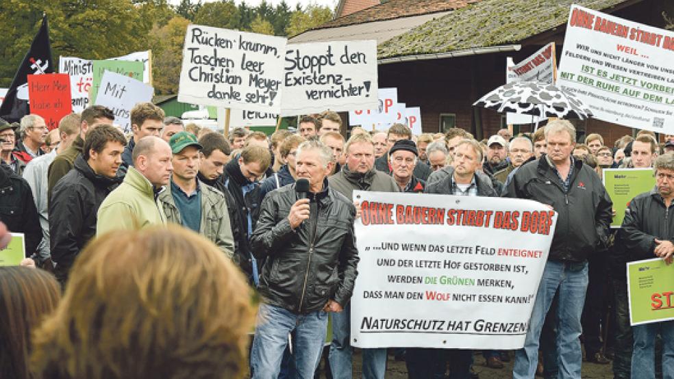 Auch 40 ostfriesische Landwirte nahmen am Mittwoch an einer Kundgebung in Gnarrenburg (Kreis Rotenburg-Wümme) teil, um gemeinsam mit über 1000 Berufskollegen gegen die Novellierung des LROP zu protestieren. Die Landwirte kritisierten vor allem den strengeren Moorschutz, der weiteren Torfabbau verhindern würde.  © Foto: privat