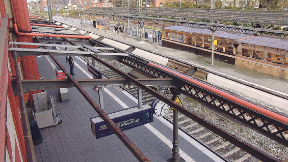 Am Bahnhof in Leer gibt es kaum Unterstellmöglichkeiten für Bahnkunden. Bis Ende des Jahres werden keine neuen Dächer montiert werden. Die Bahn arbeitet gemeinsam mit der Denkmalschutzbehörde an einer Lösung. © Fotos: Boelmann