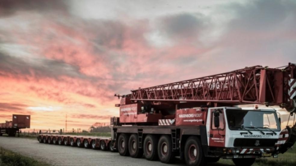 Warten auf den Koloss: Die Transporter der Firma Wagenborg am Sonntagmorgen an der Verladerampe in Bingum. Erst am Mittag erreichte der Ponton mit dem Trafo über die Ems den Anleger. © Klemmer