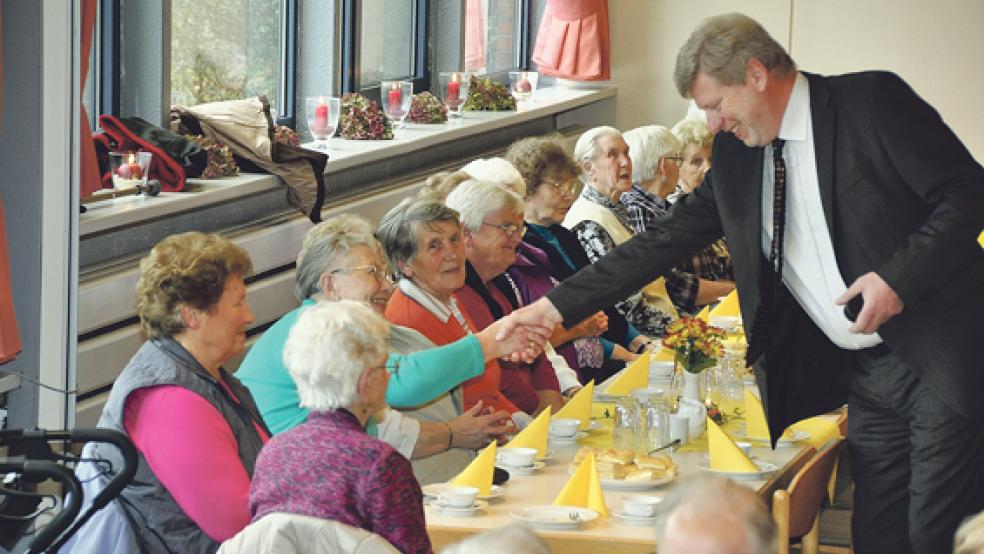 Klönen bei Kluntje und Kuchen: Lautes Stimmengemurmel erfüllte das Dörfergemeinschaftshaus Jemgum beim Seniorennachmittag. Bürgermeister Johann Tempel musste viele Hände schütteln (rechts), denn er feierte seinen 58. Geburtstag.  © Fotos: Wolters