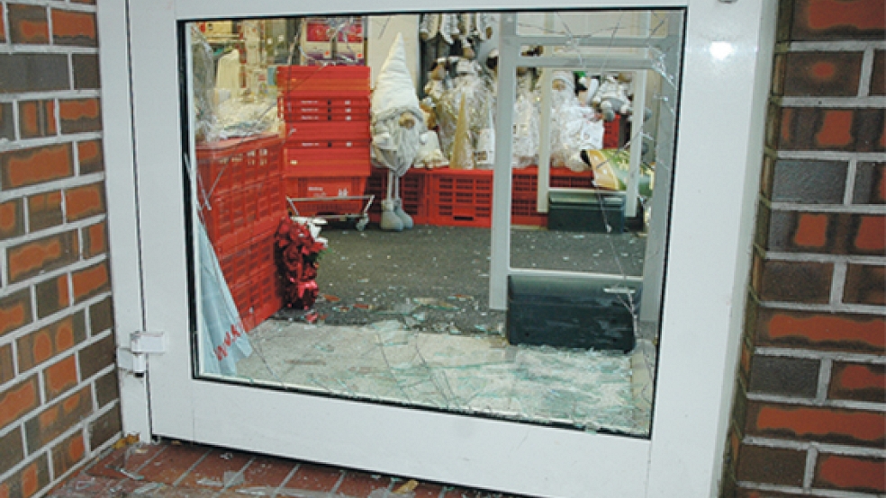 In das Geschäft des Textil-Discounters »KiK« in Weener wurde eingebrochen. Die Täter zerschlugen eine Glasscheibe der Nebeneingangstür (kleines Bild). © Fotos: Szyska