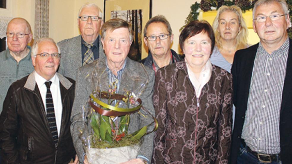 Der Vorstand: Hermann Robbe (Kassierer), Hinrich Winterboer (neugewählter Schatzmeister), Jan-Dieter van Hoorn (Vorsitzender), Bernhard Kolthoff (verabschiedeter Schatzmeister), Günter Kuss (Beisitzer), Jantien Vennegeerts (stellvertretende Vorsitzende), Christiane Hülsebus (Schriftführerin), Gerhard Franzen (Beisitzer). Es fehlen auf dem Bild Bernhard Haak (stellvertretender Schatzmeister) und Hinderk Smidt (Beisitzer). © Foto: privat