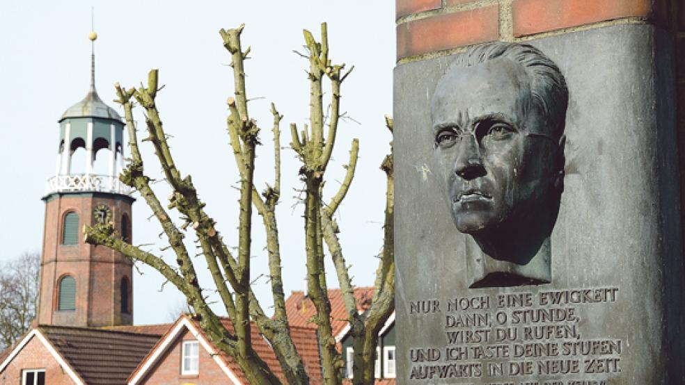 Die Hermann-Tempel-Medaille der SPD wird im Gemeindehaus der Kirche in Ditzum vergeben - dem Geburtsort des Namensgebers, wo ein Denkmal am Hermann-Tempel-Platz an den Widerstandskämpfer erinnert. © Archivfoto: Hanken