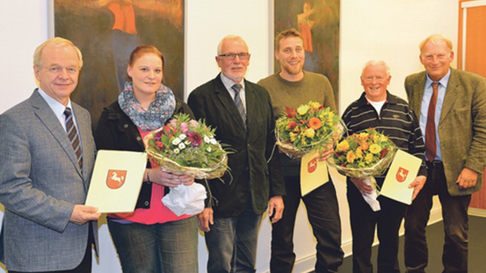 Ausgezeichnete Lebensretter: (von links) Landrat Bernhard Bramlage, Ute Feldhoff aus Moormerland, Wübbo Oesten, Mark Feldhoff, Eilert Ostendörp aus Leer und der ehemalige Bürgermeister Wolfgang Kellner, der an der Feierstunde teilgenommen hat.  © Foto: privat