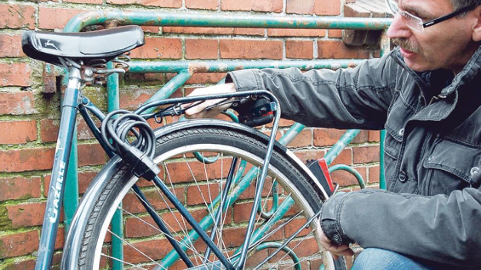 Michael Claußen nimmt bei der Kontrolle ein Fahrrad genau unter die Lupe. © Foto: Hoegen