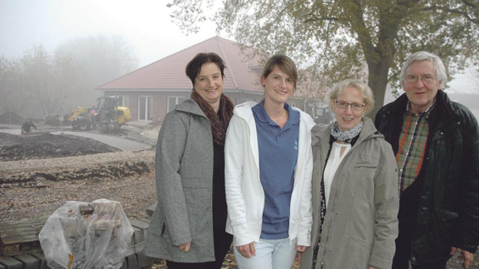 Vor dem neuen Gebäude inklusive großem Garten für die Tagespflege: Geschäftsführerin Hanne Koenen, Tagespflege-Leiterin Insa Sanders, die neue Pflegedienstleiterin Helena Müller und der Vorsitzende der Diakoniestation, Peter Freesemann (von links). © Foto: Szyska