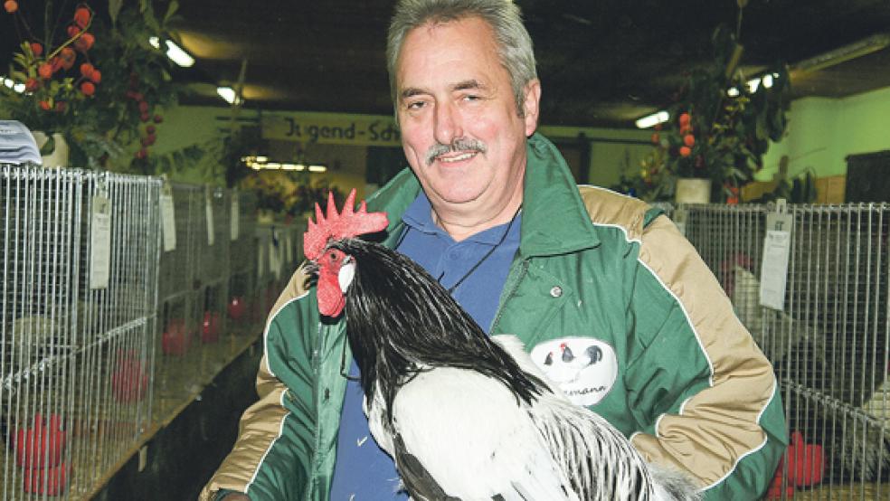 Lakenfelder: Die schwarz-weiß-schwarze Farbgebung gibt es übrigens nicht nur bei Hühnern (hier mit Züchter Gerhard Niemann), sondern auch bei Rindern, Ziegen und Mäusen. © Fotos: Himstedt