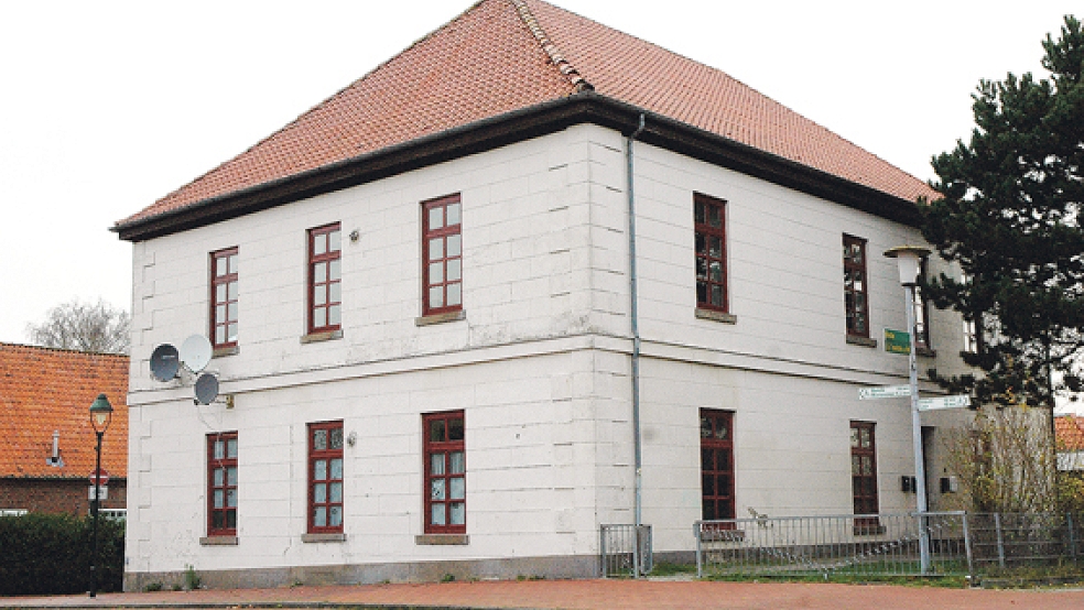 Zwei markante Gebäude an der Oberfletmer Straße in Jemgum sind zwangsversteigert worden. Darunter das alte Amtshaus von 1831 (rechts). © Foto: Szyska