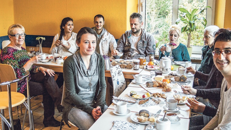 In gemütlicher Runde gefrühstückt wurde gestern beim Internationalen Frühstückscafé im Jugendzentrum in Bunde. Christine Leisten (Integrationslotsin des Landkreises Leer, links) und Alina Lammers (Familienstützpunkt Bunde, Dritte von links) freuten sich über die zahlreichen Gäste unterschiedlichster Herkunft.  © Foto: de Winter