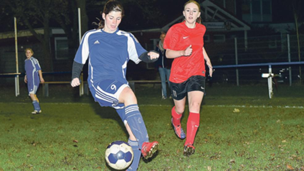 Alles unter Kontrolle hat Möhlenwarfs Agnes Abbas. Sie feierte mit ihrer Mannschaft gegen die MSG Moormerland II den neunten Sieg im neunten Punktspiel. © Foto: Bruins