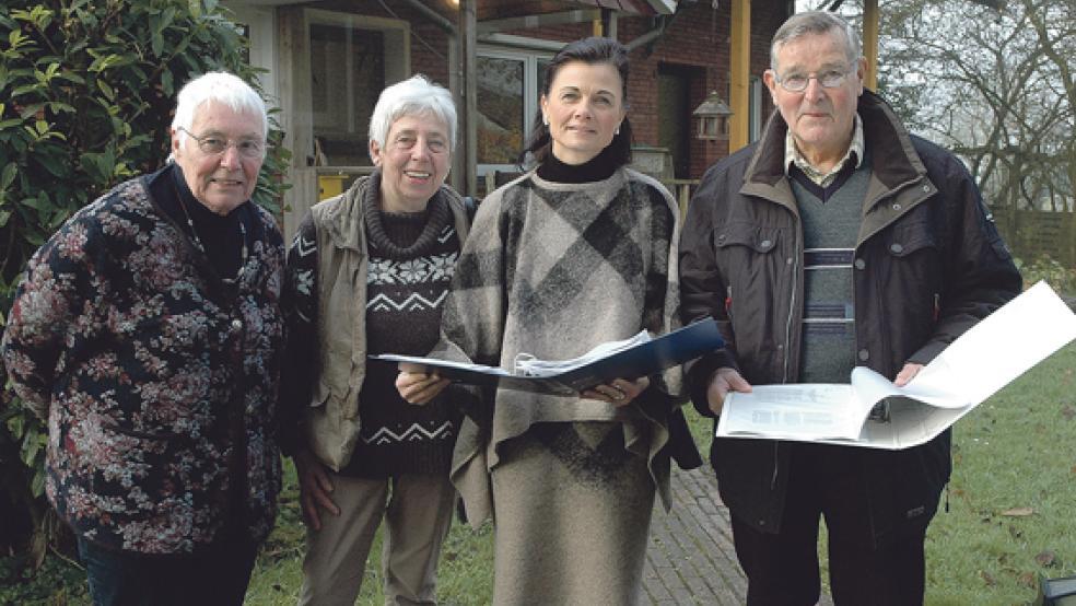 Haben viele Akten gewälzt: Die CDU-Bundestagsabgeordnete Gitta Connemann (Zweite von rechts) traf sich gestern wieder mit (von links) Barbara Glowatzki, Henriette Remmers und Gerd Santjer von der Bürgerinitiative »Rheiderland up Stee«. Sie brachte hoffnungsvolle Nachrichten aus Berlin mit. © Foto: Szyska