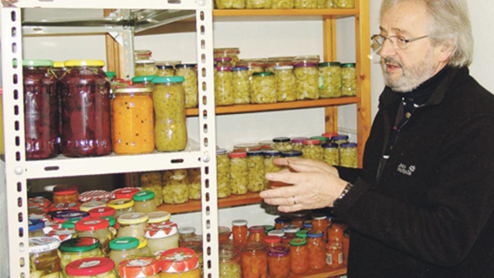 Volker Kraft sucht für den »Brotkorb Rheiderland« händeringend nach weiteren Einmachgläsern.  © Foto: Boelmann