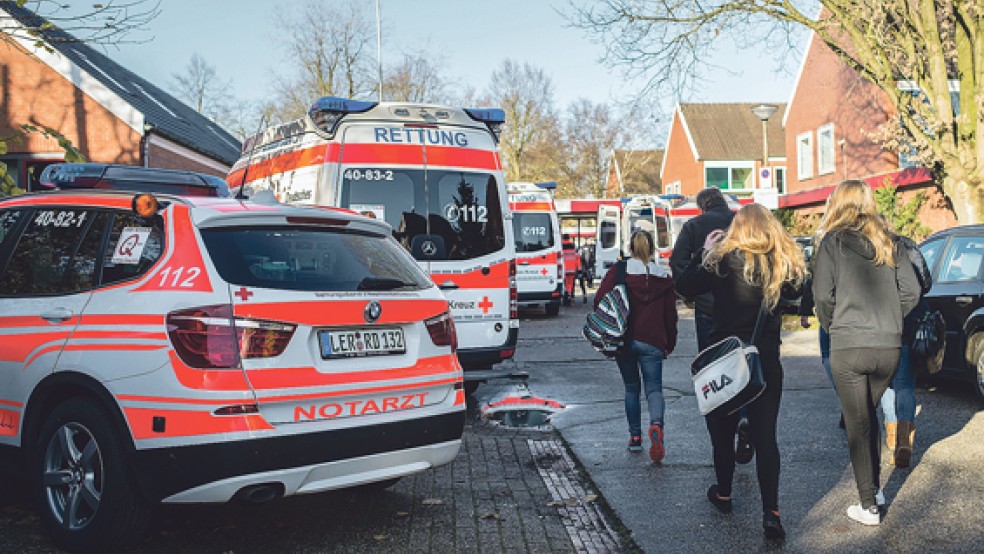 Ein Großaufgebot an Sanitätern rückte vor der Gutenberg-Schule an, um die Schüler zu versorgen. © Fotos: Klemmer