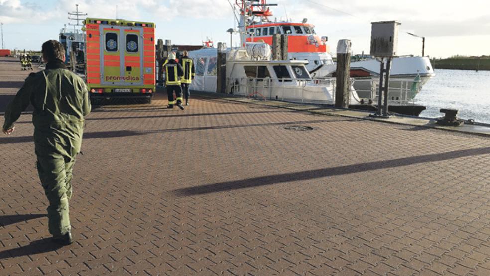 Nur noch tot konnten die beiden Besatzungsmitglieder der gesunkenen Barge geborgen werden. Der Seenotkreuzer »Bernhard Gruben« brachte die Toten von Norderney ans Festland. © Foto: Engel