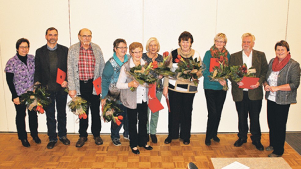 Die Landtagsabgeordnete Johanne Modder (rechts) übernahm die Ehrung langjähriger Mitglieder. Sie erhielten Urkunden und Blumensträuße. © Foto: privat