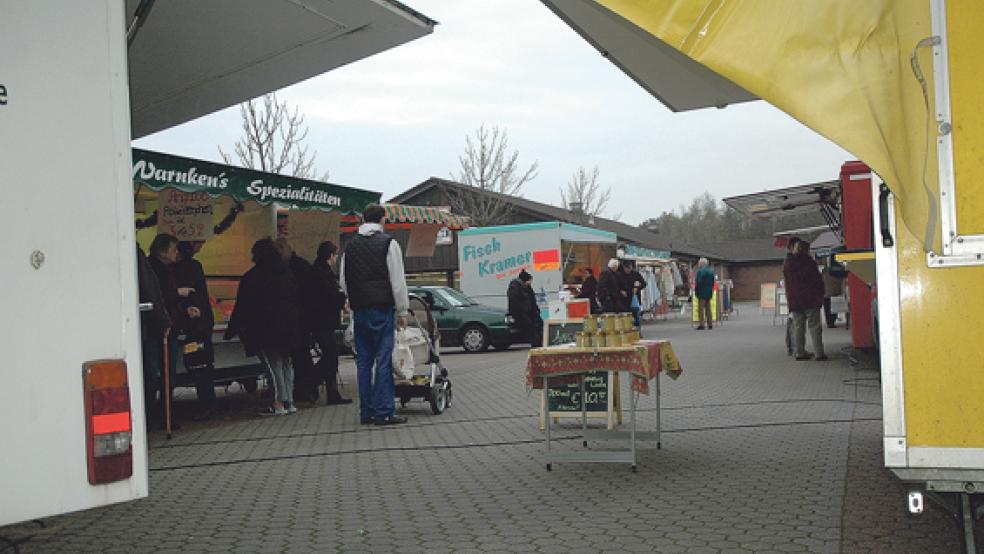 Es sind hauptsächlich Stammkunden, die sich auf dem Frischemarkt auf dem Parkplatz des Baumarktes »Holz & Bau« in Weener jede Woche mit Lebensmitteln versorgen. Auch Bekleidung und Tischdecken gehören dort zum Angebot. © 