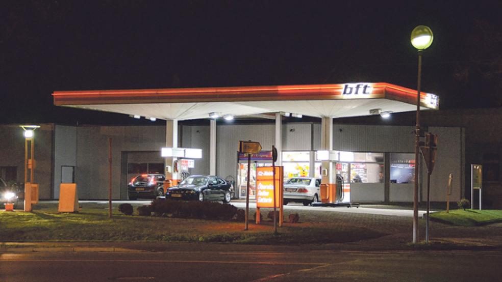 Die bft-Tankstelle in Weener war in der Nacht zu gestern das Ziel von Einbrechern. © Foto: Hanken