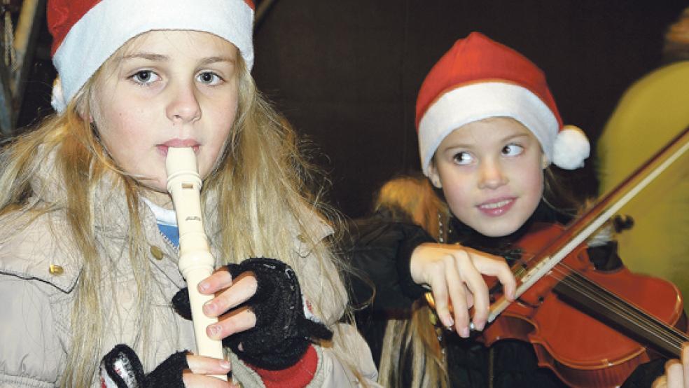 Während die kleinen Grundschüler in Jemgum sangen, begleiteten die »Großen« auf den Instrumenten. Wie zum Beispiel Feemke mit ihrer Flöte und Lilith auf der Geige. © Fotos: Himstedt