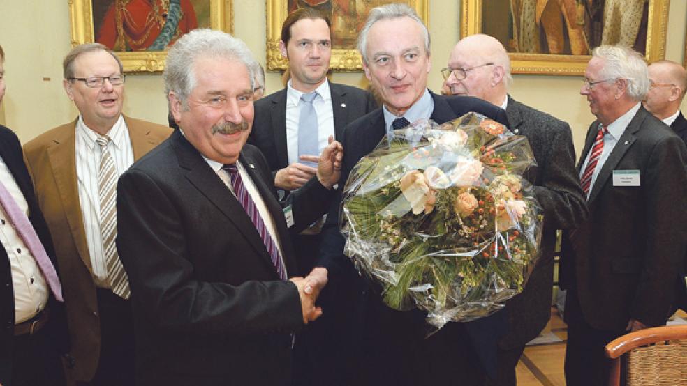 Der neue Landschaftspräsident Rico Mecklenburg (links) nahm die Glückwünsche von Landschaftsdirektor Dr. Rolf Bärenfänger entgegen.  © Foto: Dirks