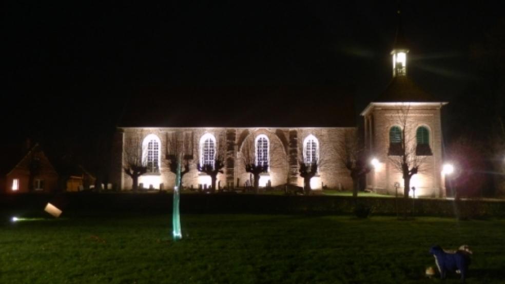 Ein Blickfang ist die evangelisch-reformierte St. Sebastians-Kirche in Hatzum vor allem am Abend. Sechs neu installierte Strahler setzen die romano-gotische Fassade der wohl gegen Ende des 13. Jahrhunderts errichteten Kirche und den 1850 erbauten Glockenturm in ein stimmungsvolles Licht. © Foto: Ento Wübbena