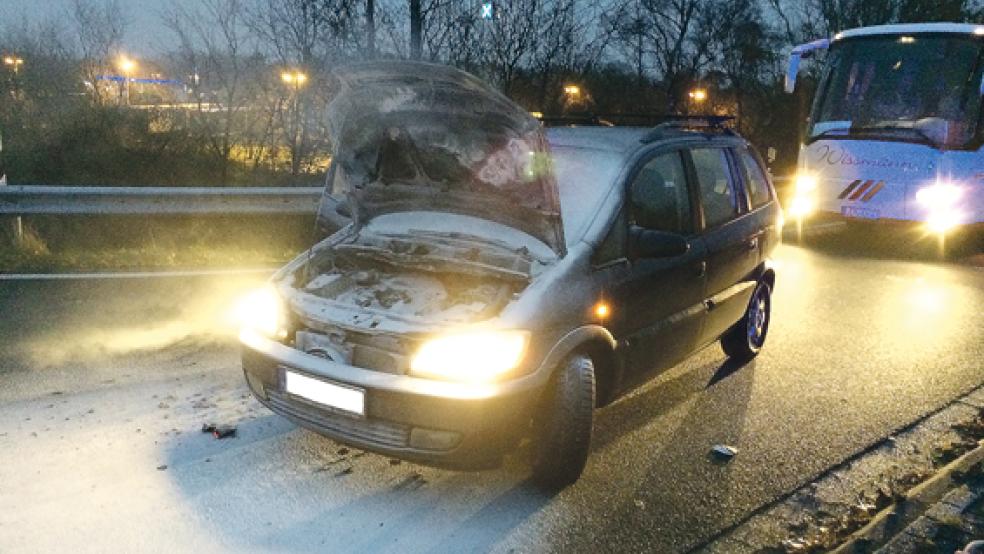 Mit einem Handfeuerlöscher konnten die Flammen im Motorraum eines Opel Zafira bei Apen/Remels eingedämmt werden. © Foto: privat